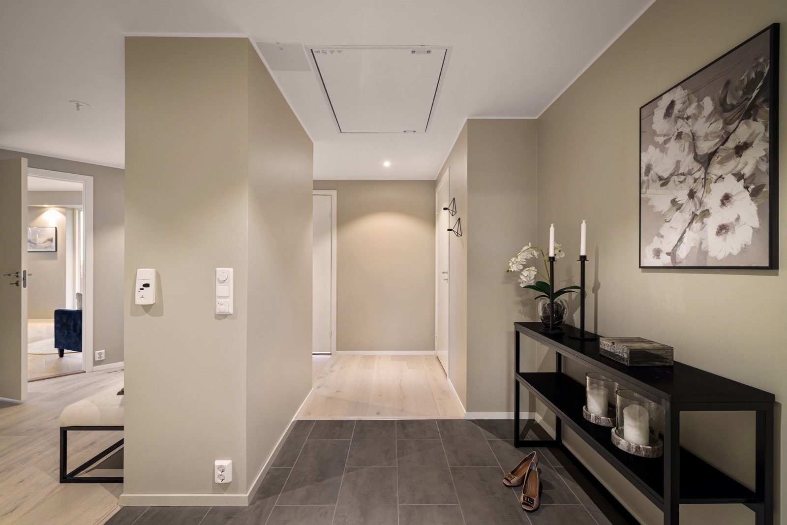 - Fliser med varme i gulv og en nydelig beige på vegg. Ventilasjonsaggregatet er plassert i tak - Galleribilde