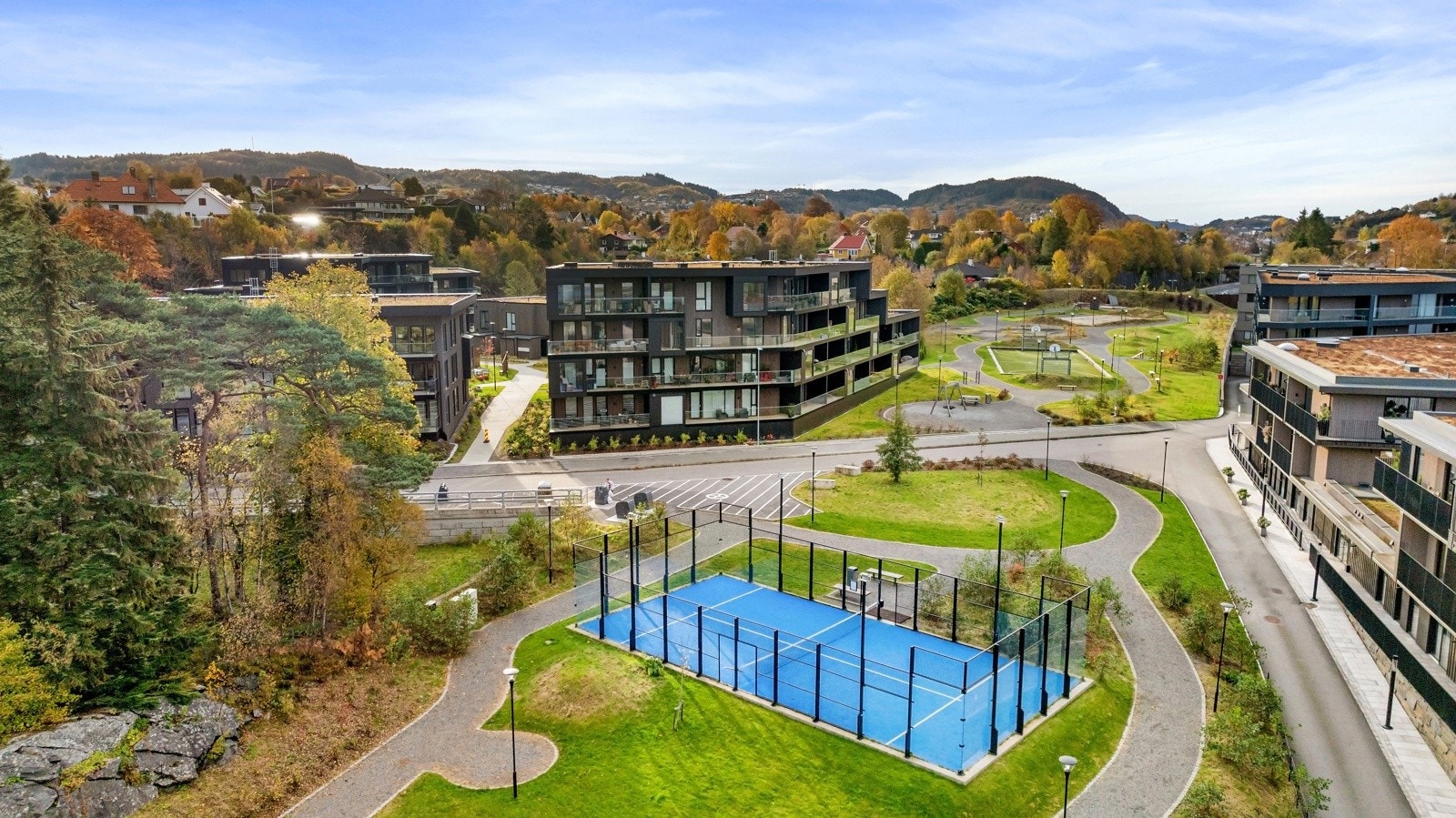 - Nabolaget byr på et rikt utvalg av uteaktiviteter, med blant annet padelbane, ballbinge og volleyballbane - Galleribilde