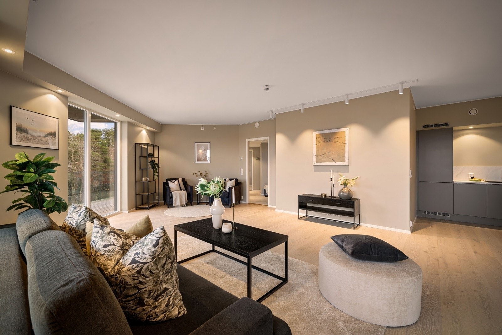 - Boligen har god standard med smakfulle materialvalg og spennende planløsning - Galleribilde