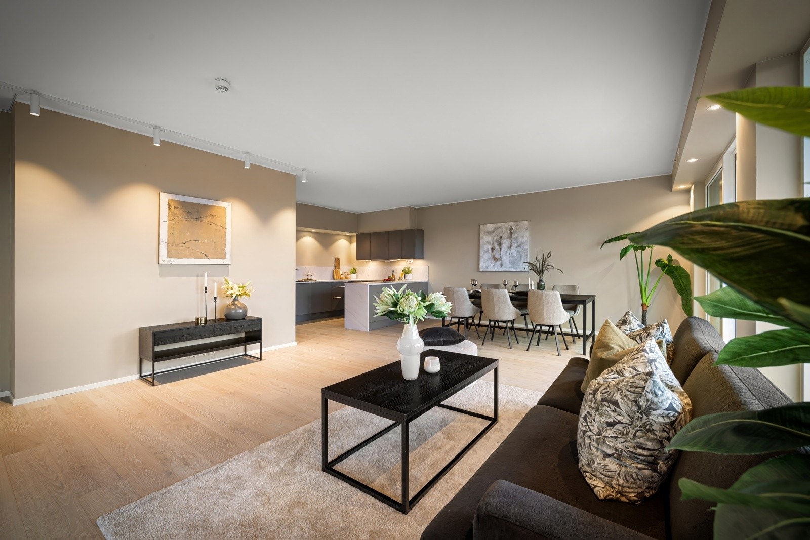 - Allrommet, som består av stue og kjøkken holder hele 54 m2 - Galleribilde