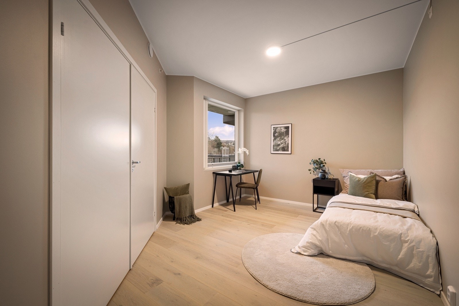 - Soverom 2 er romslig og funksjonelt, med plass til både seng, skrivebord - Galleribilde