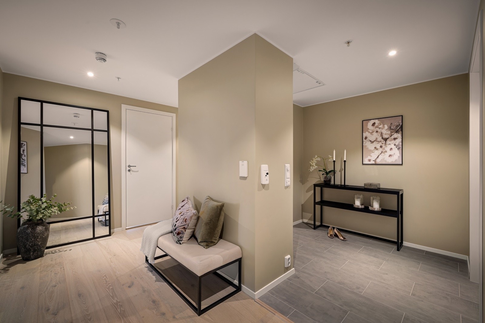 - Du blir møtt av en romslig entré på hele 17 m2, med avsatt plass til garderobe for oppbevaring av yttertøy og sko - Galleribilde