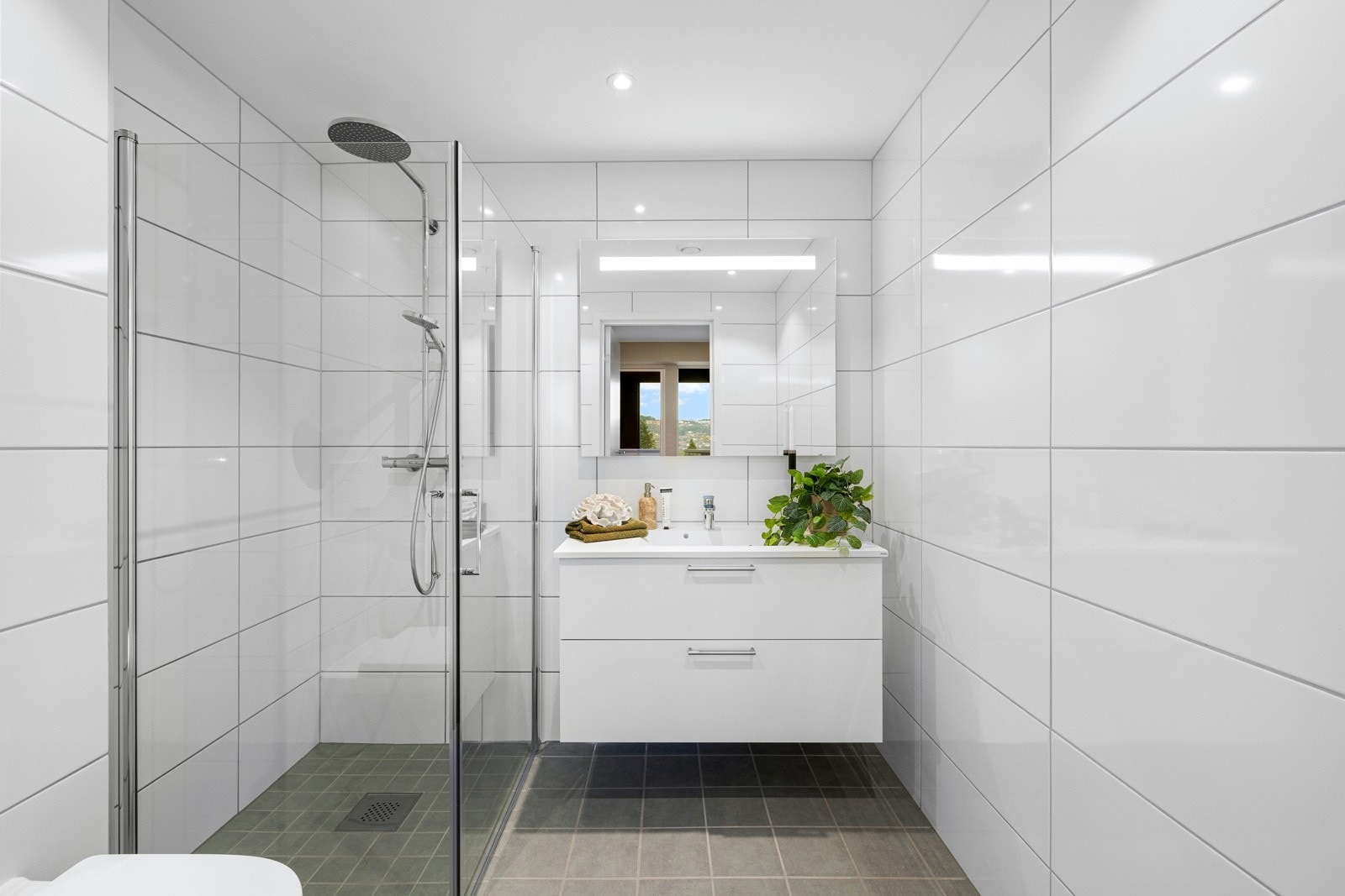 - Baderom med hvite 30*30 fliser på gulv og 60*40 på vegg - Galleribilde