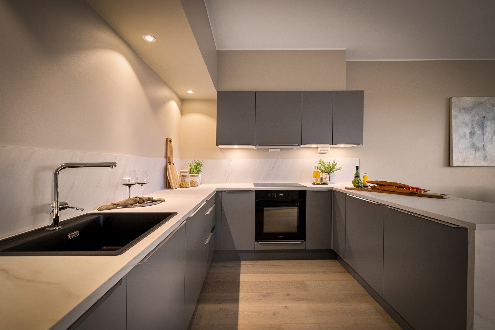 - Benkeplaten er av typen "levanto marble" og har sort oppvasskum - Galleribilde