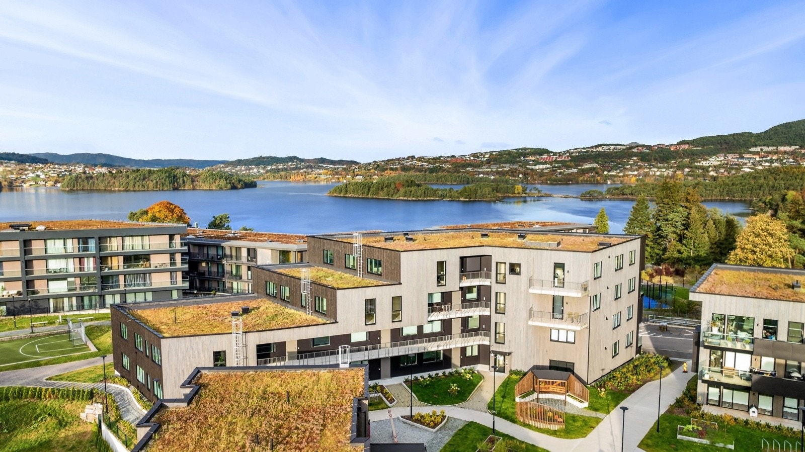 - Eiendommen er pent opparbeidet med flotte fellesarealer, bestående av bla. interne veier, grøntarealer, beplantning, sittegrupper og lekeområder for de minste - Galleribilde