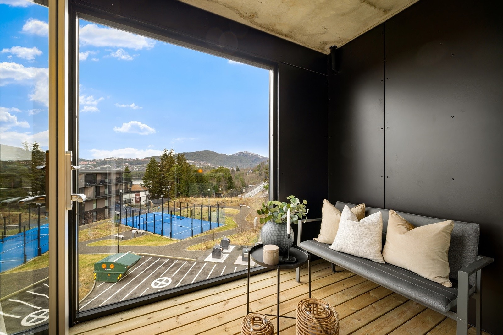 - Herfra har du utsikt over nabolaget og kan følge med på padel turneringer - Galleribilde