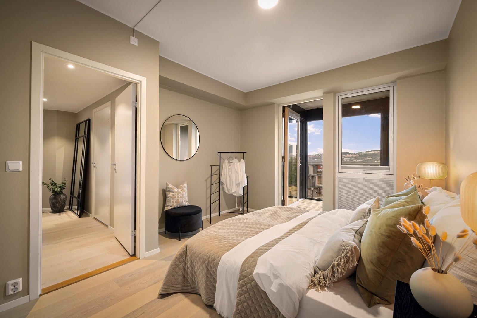 - Hovedsoverommet har en lukseriøs "en-suite" løsning med privat baderom og egen vinterhage - Galleribilde