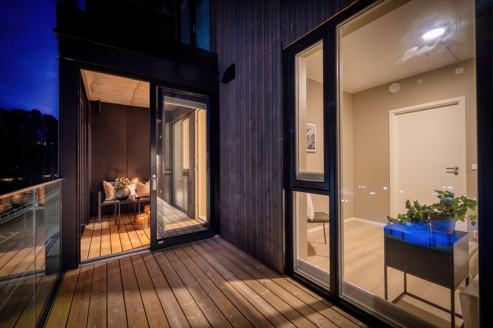 - Balkongen strekker seg rundt hjørnet og du har også tilkomst til den innglassede delen fra utsiden - Galleribilde