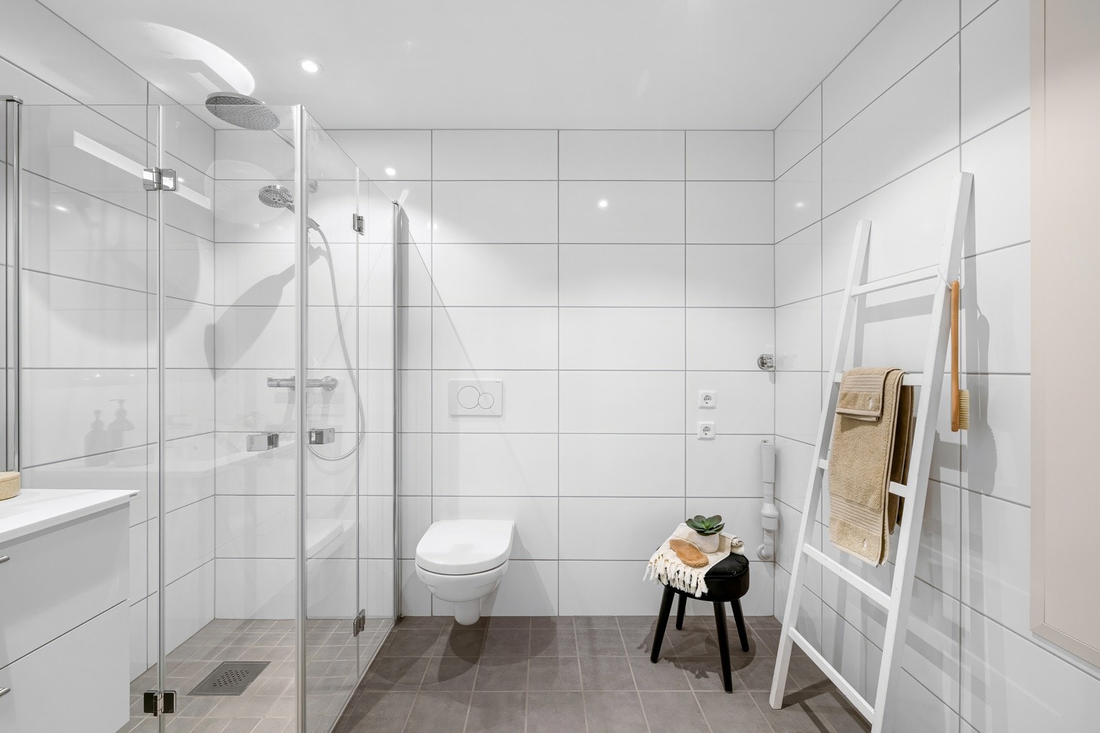 - Gjestebadet er romslig og holder samme standard som det private, men har i tillegg opplegg for vaskesøyle - Galleribilde