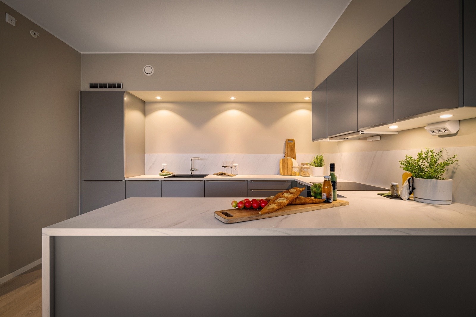 - Velutstryt med fullintegrerte og oppgraderte hvitevarer fra Miele, herunder stekeovn med induksjonstopp, oppvaskmaskin og kombiskap kjøl/frys - Galleribilde