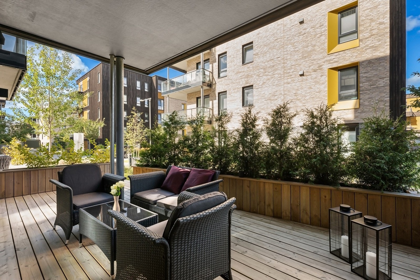 Fra stuen er det utgang til den store markterrassen på 17 kvm, hvor du kan nyte både sol og privatliv i rolige omgivelser Galleribilde