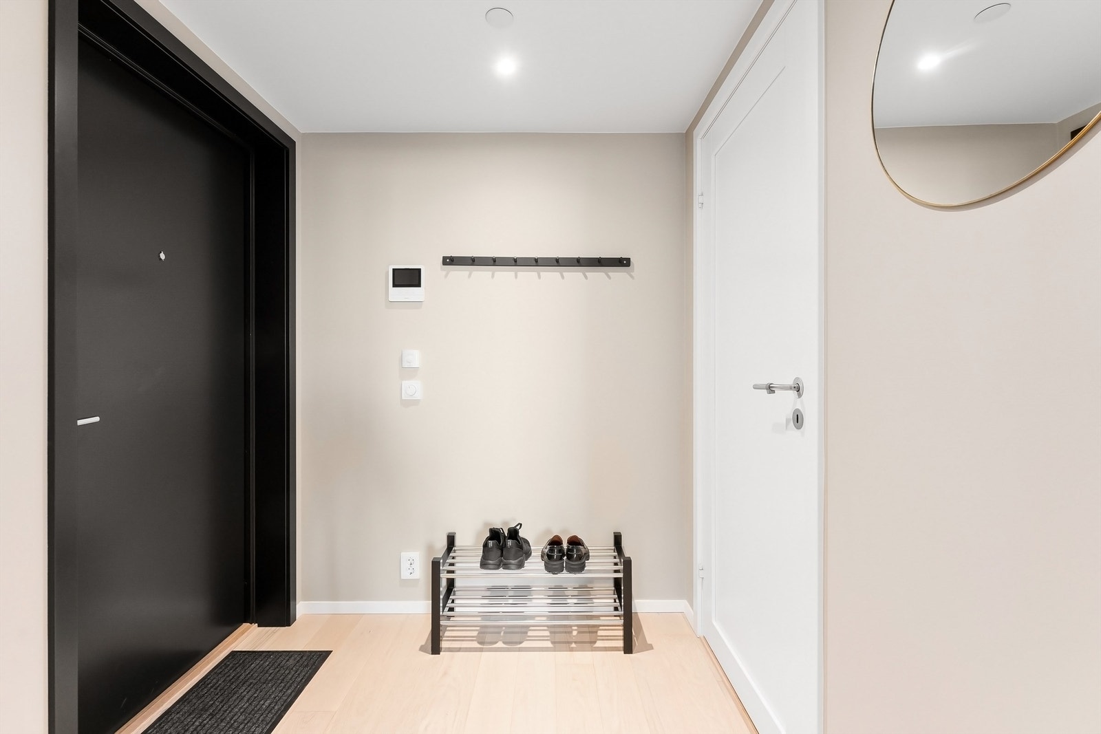 Leiligheten har en flott entré med plass for yttertøy og sko Galleribilde