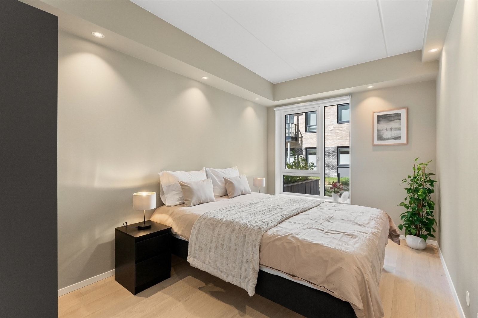 Boligen har et romslig soverom med plass til dobbeltseng og garderobeløsning Galleribilde