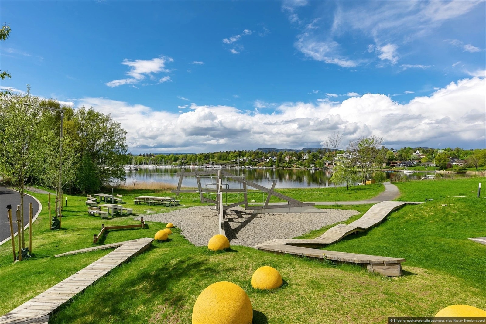 Leiligheten ligger i et attraktivt og nyetablert boligområde på Fornebu, med Holtekilen i Oslofjorden som en av dine nærmeste naboer Galleribilde