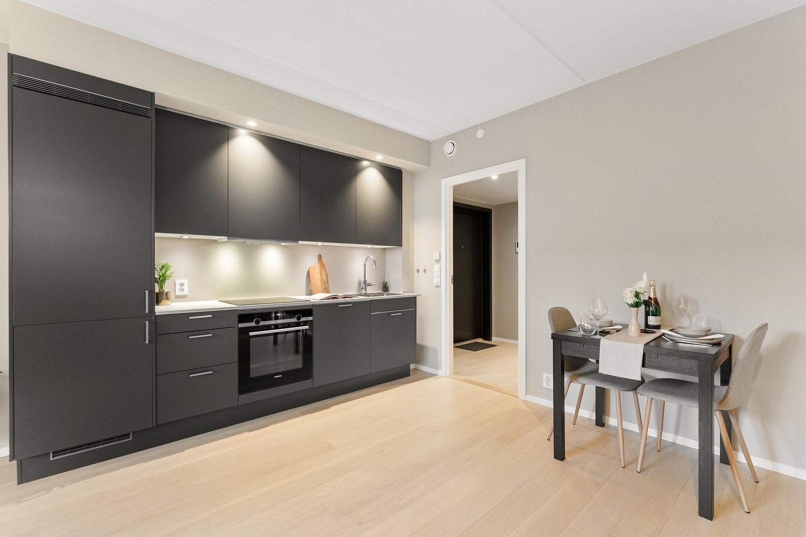 Kjøkkenet har slette fronter og benkeplate i laminat med nedfelt oppvaskkum Galleribilde