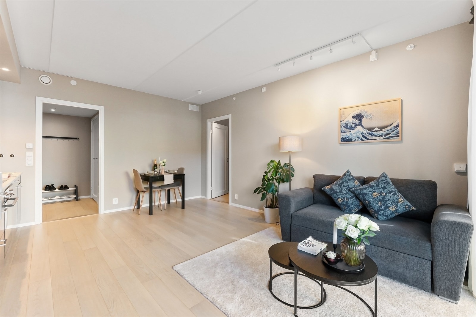 Den åpne løsningen skaper en sosial atmosfære og god romfølelse Galleribilde