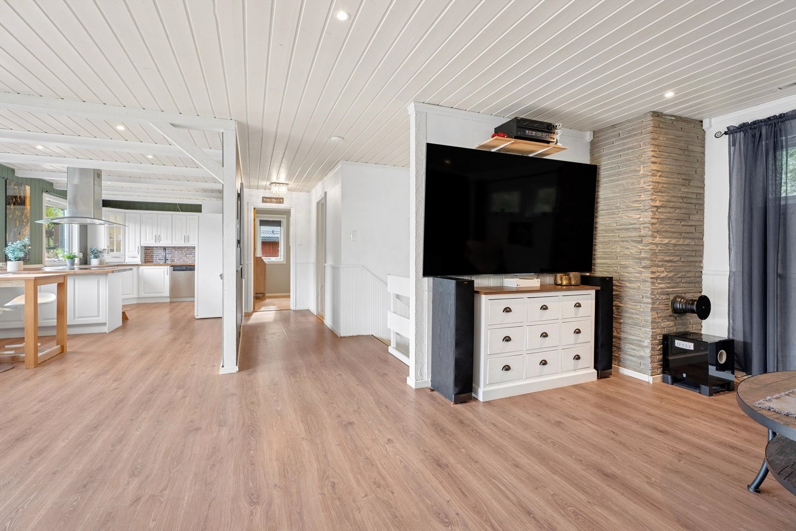 Luft-luft varmepumpe ble montert i rommet i 2019 og gir både effektiv oppvarming og kjøling gjennom året. Galleribilde