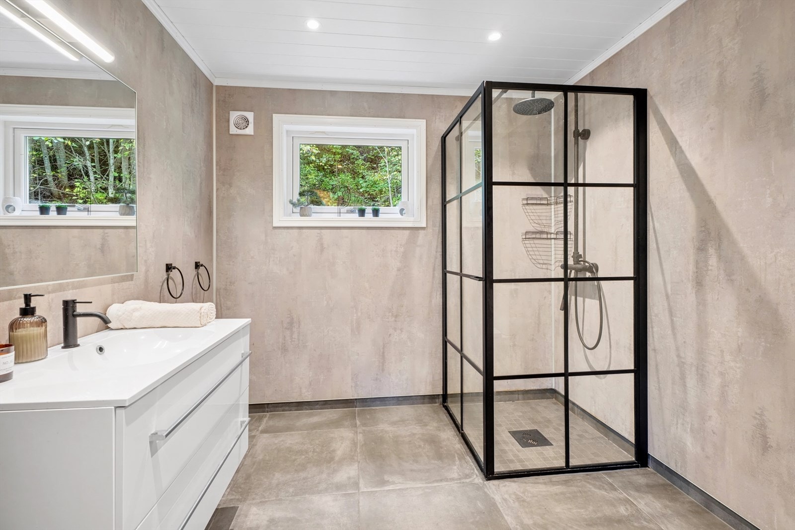 Av våtrom byr eneboligen på to bad og ett vaskerom, hvor badene er praktisk plassert i hver sin etasje. Galleribilde