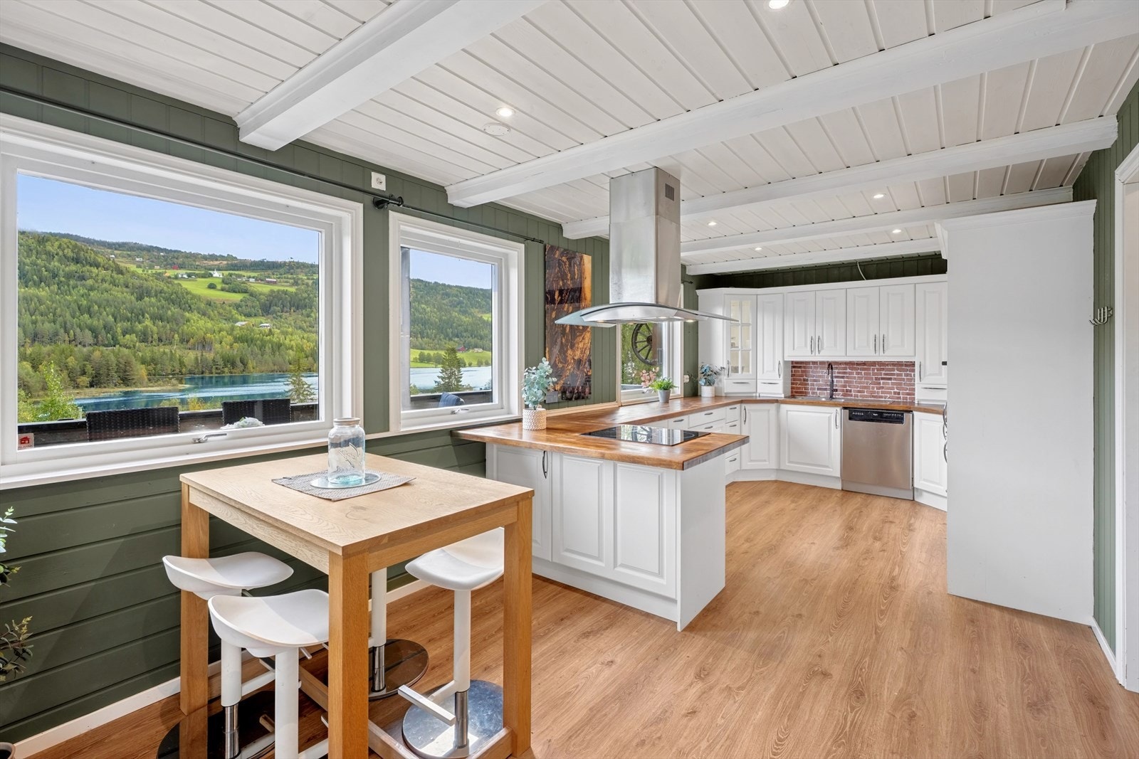 Stue/kjøkken med nydelig utsikt. Galleribilde