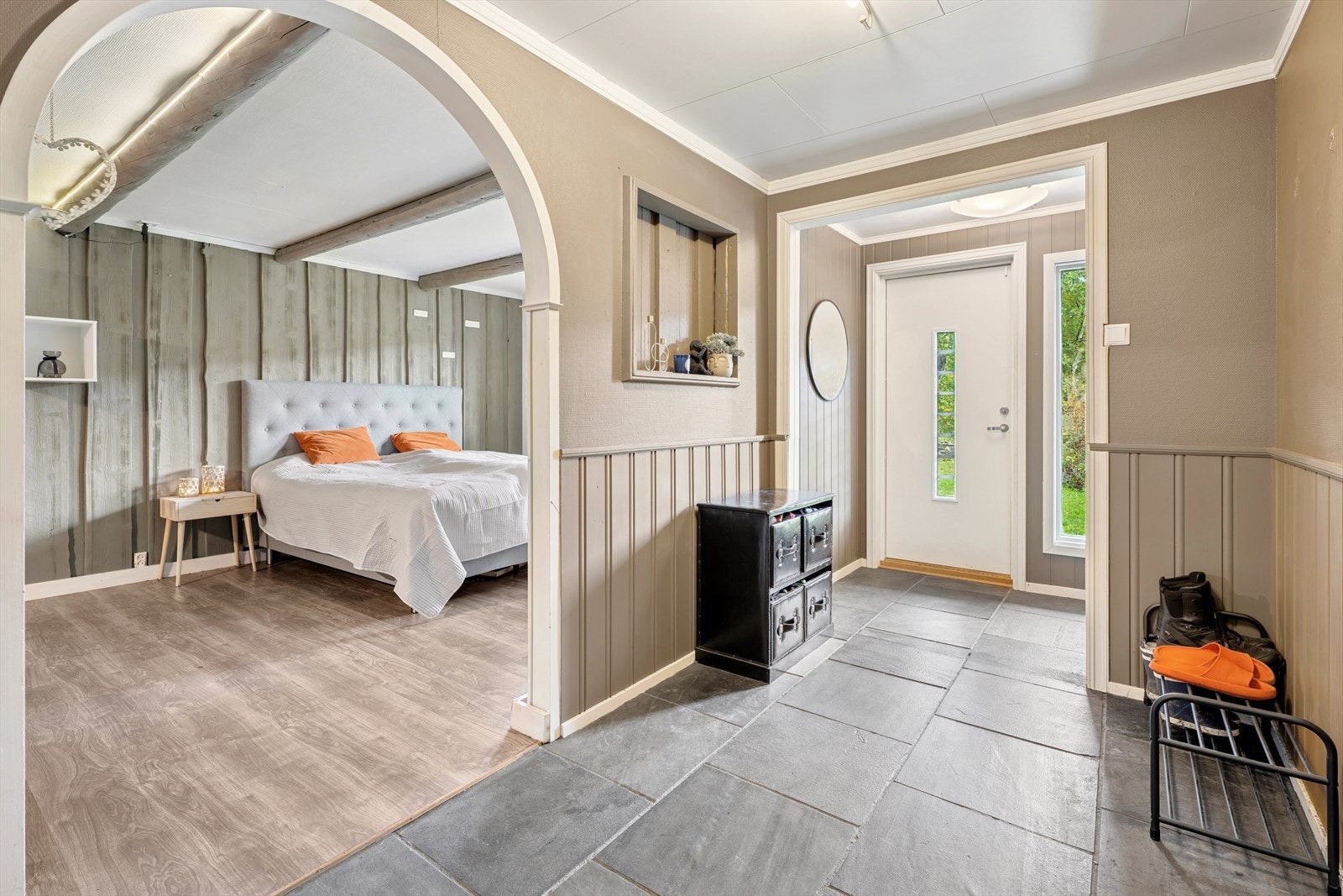 Eneboligen fikk ny ytterdør i 2020, og har en innbydende entré med flislagt gulv og god plass til oppbevaringsløsninger. Galleribilde