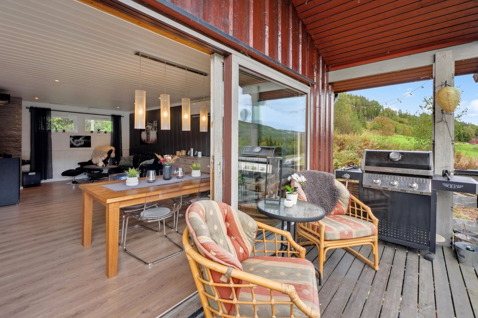 Fra stuen er det direkte utgang til en overbygget veranda som strekker seg langs hele husets fasade. Galleribilde