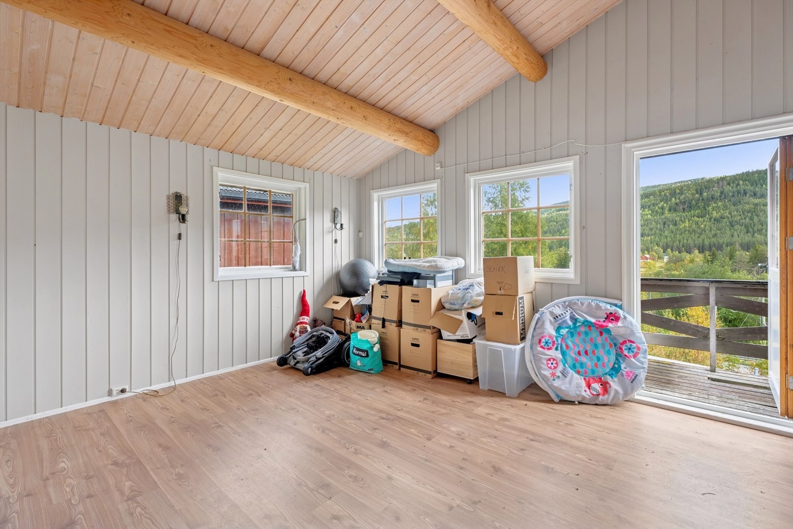 Det er veranda etter hele fronten, men denne er i dårlig forfatning og kan ikke brukes. Galleribilde