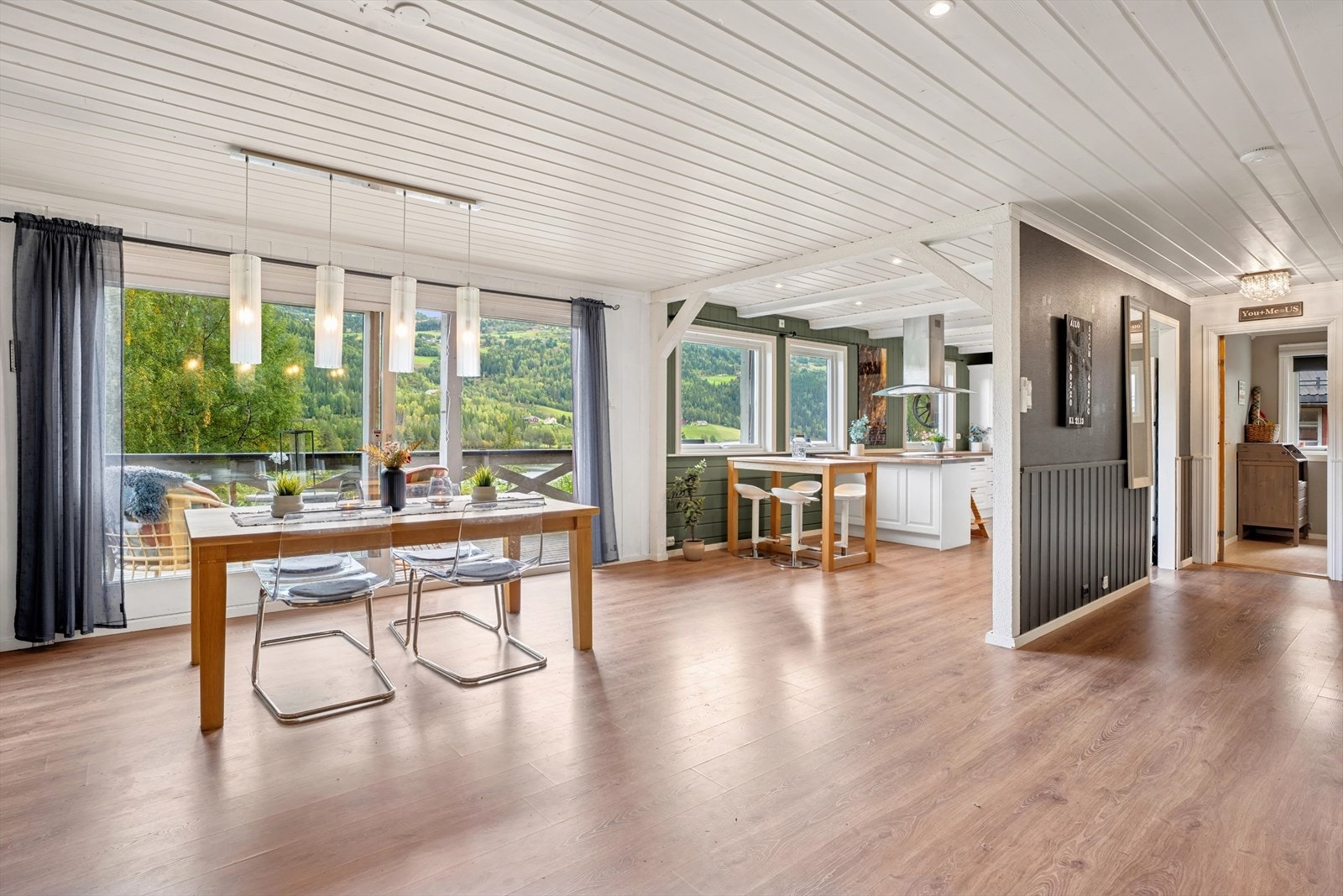 Stuen i eneoligen på Bygdinvegen 524 er et innbydende og komfortabelt oppholdsrom med god atmosfære - godt plassert i eneboligens 1. etasje. Galleribilde