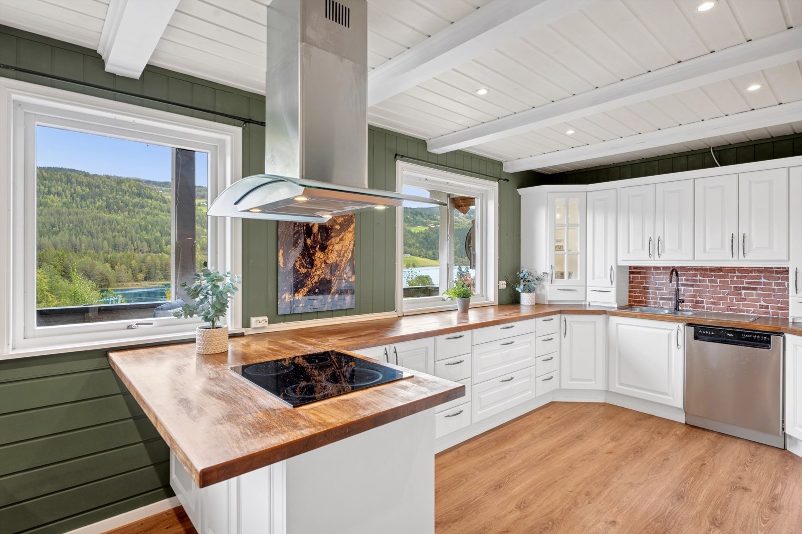 Bjelker med downlights i himling på kjøkkenet. Galleribilde