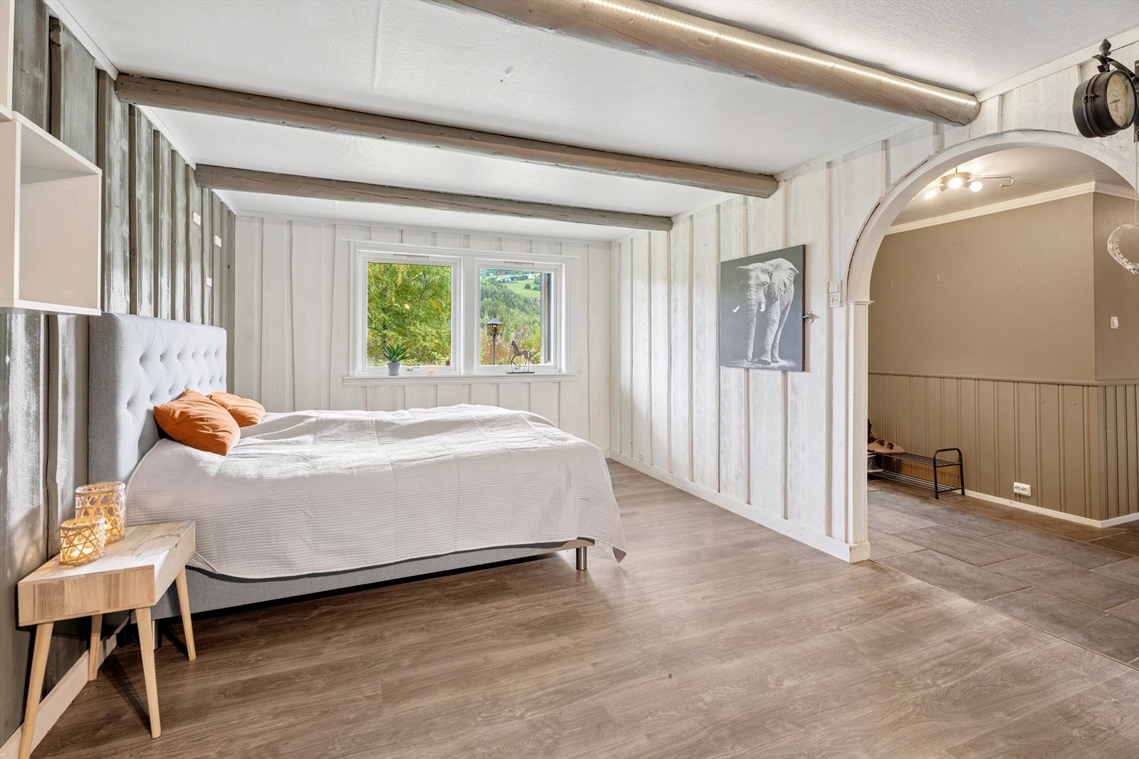 I underetasje er det innredet kjellerstue/soverom der det på tegning står hobbyrom. (Ikke bruksendret fra tilleggsdel til hoveddel). Omgjøring av rom fra tilleggsdel til hoveddel må godkjennes av kommunen. Galleribilde