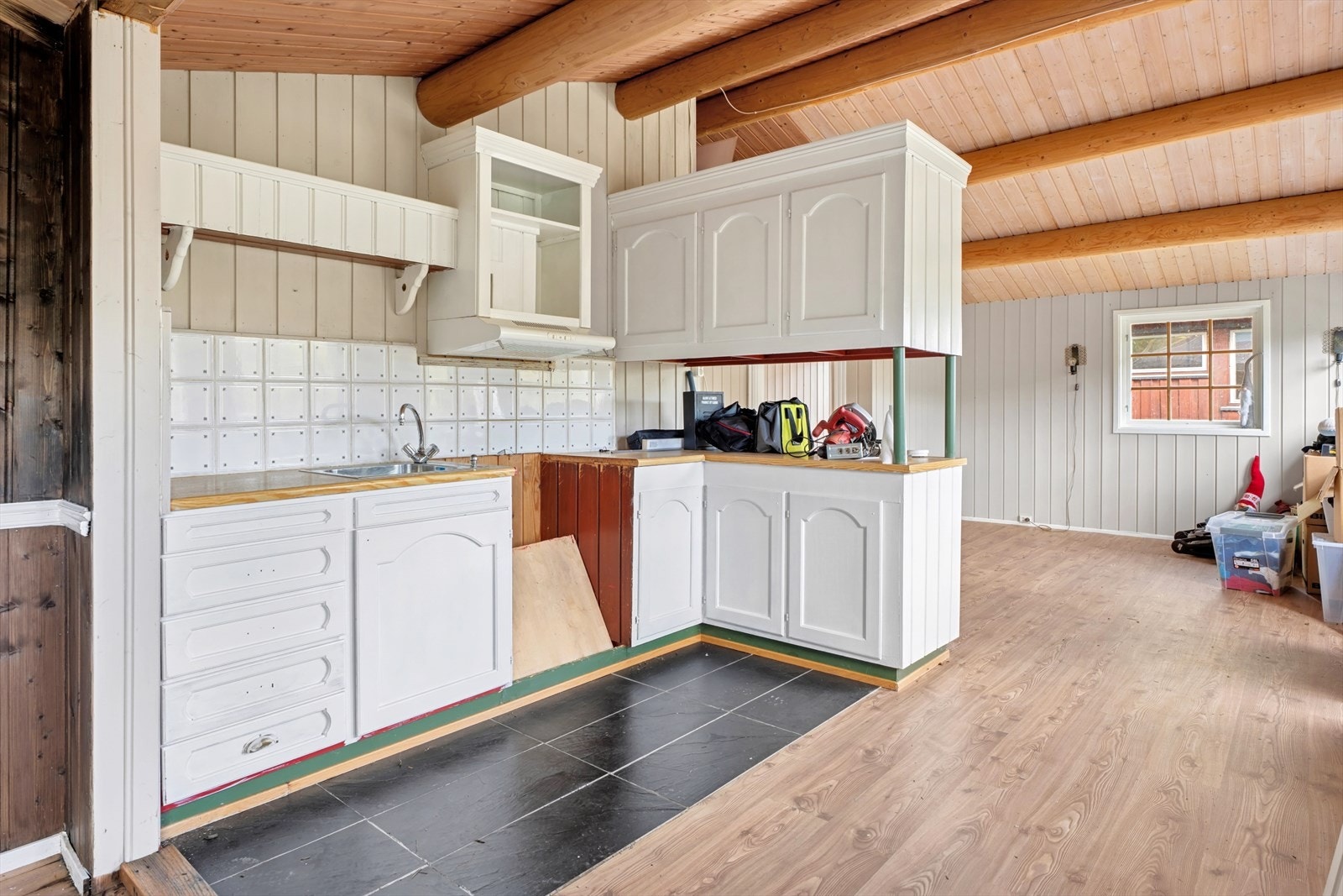 Kjøkken i overetasjen av garasje. Galleribilde