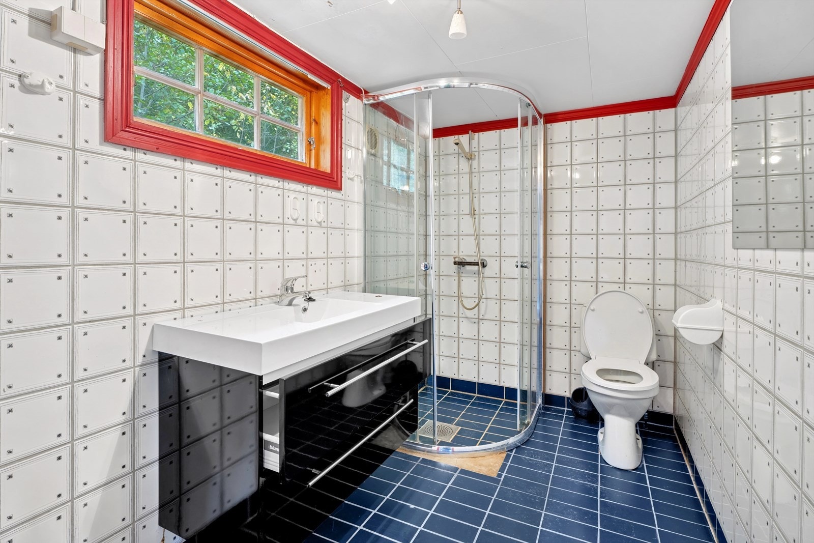 Baderom i overetasjen av garasje. Galleribilde