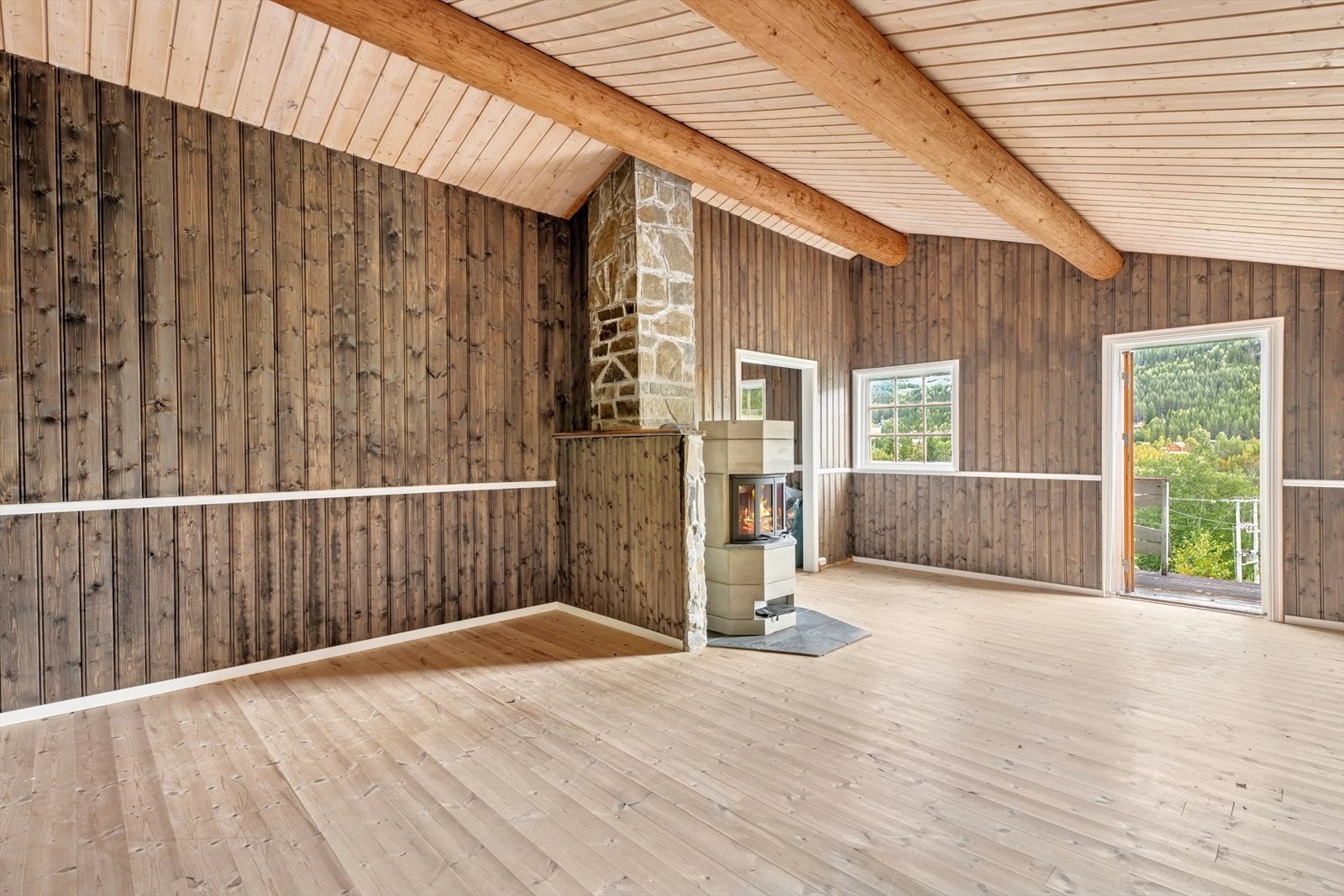 Peisstue i overetasjen av garasje. Galleribilde