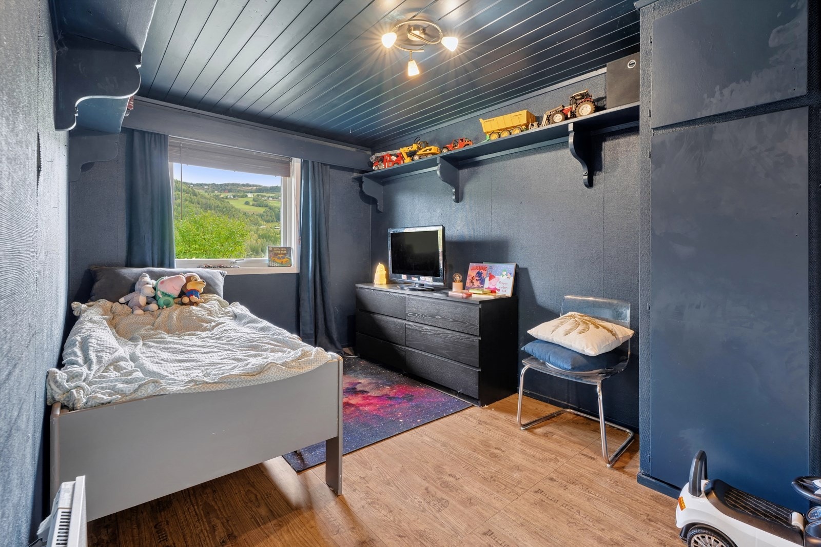 Rom innredet som soverom med plassbygd garderobeløsning i eneboligens underetasje. Galleribilde