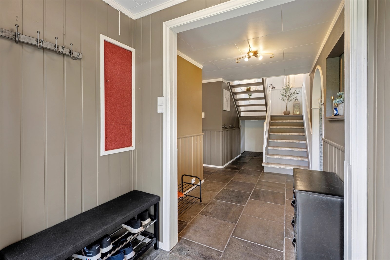 Entré i eneboligens underetasje med trappeadkomst opp til eneboligens 1. etasje. Galleribilde