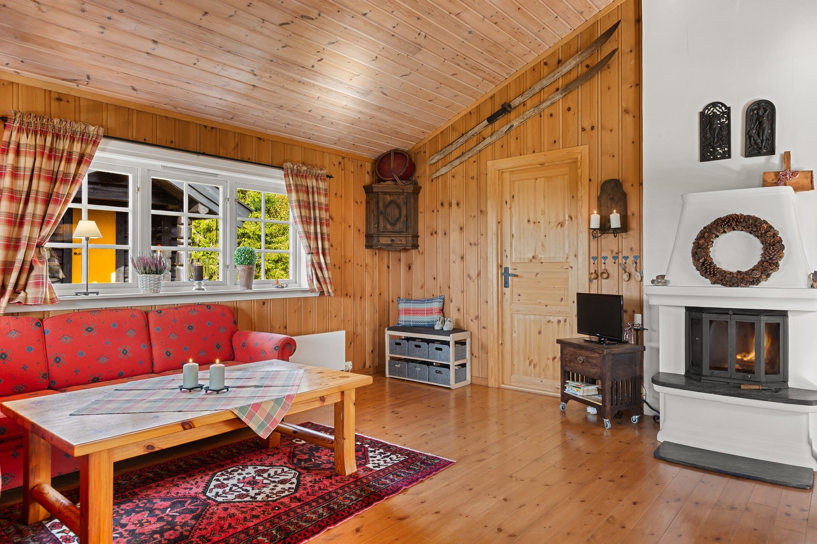 Peisen med innsats gir kos og god varme, og troner som et møbel i rommet. Galleribilde