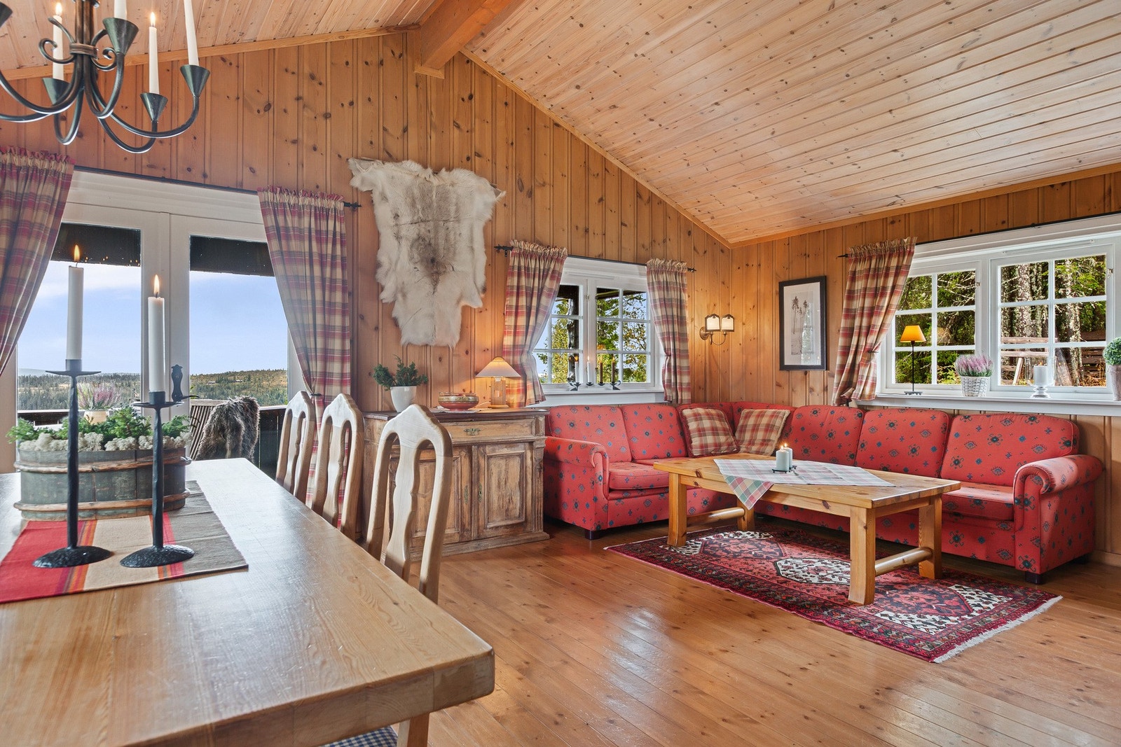 God plass til salong og spisegruppe. Galleribilde