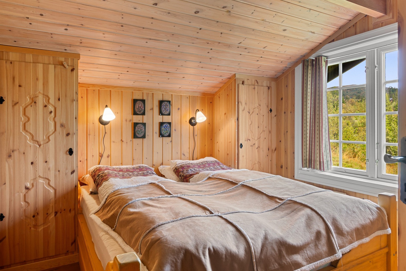 Soverom 1 innredet med dobbeltseng og garderobe. Galleribilde