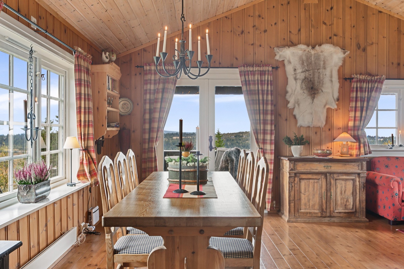 Fra stue er det utgang til overbygget terrasse. Galleribilde