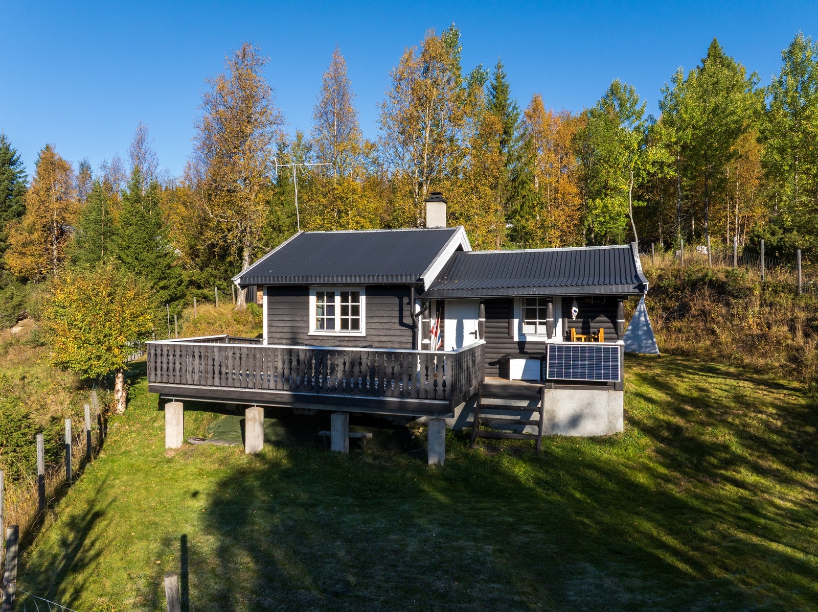 Tomta er sydvendt og skrånende. Den er delvis opparbeidet og tilsådd, med resterende areal som naturtomt. Galleribilde