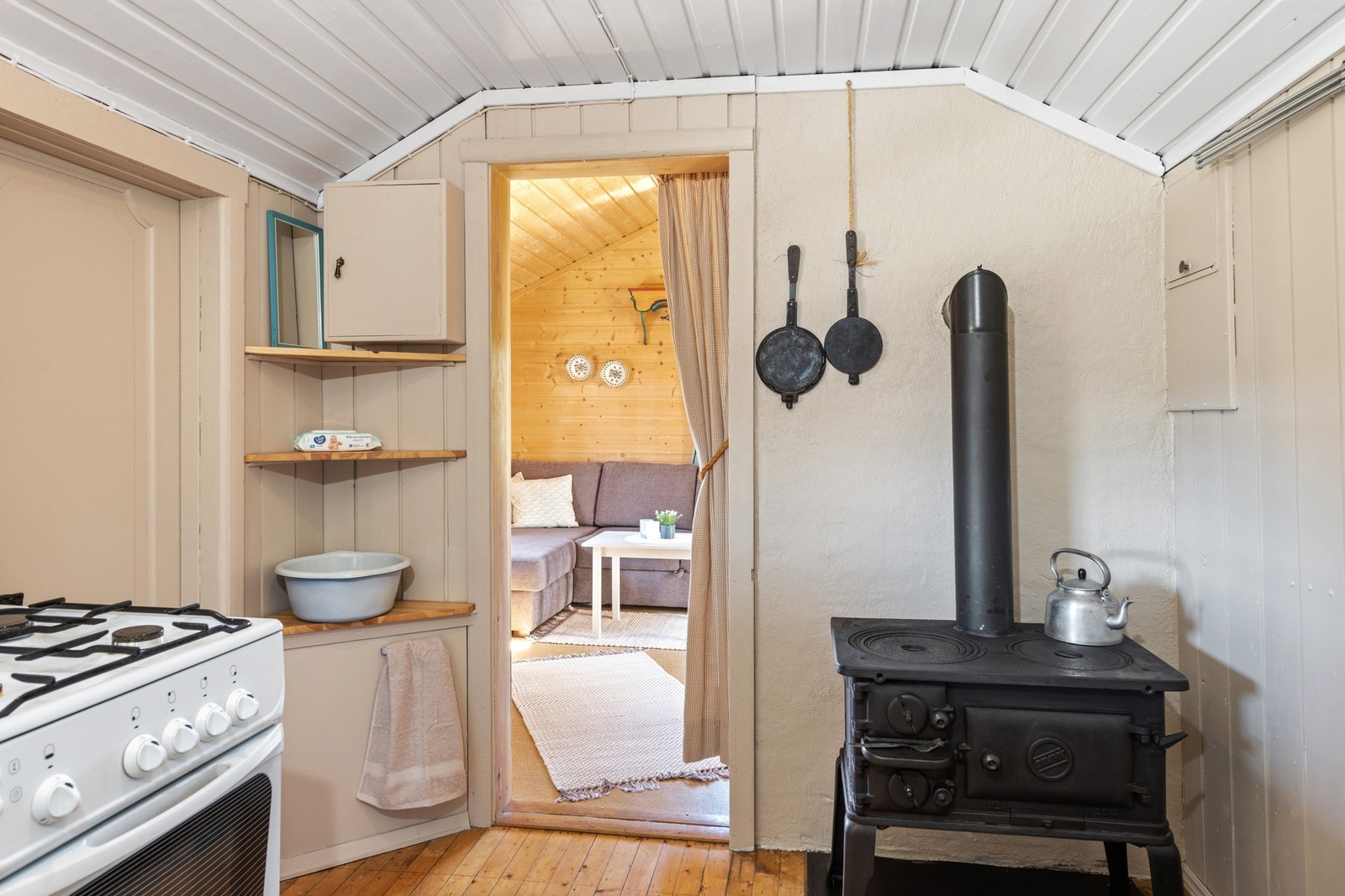 Vaskekrok (venstre). Flott svartovn for oppvarming kjøkken, evt. til koking og steking. Galleribilde