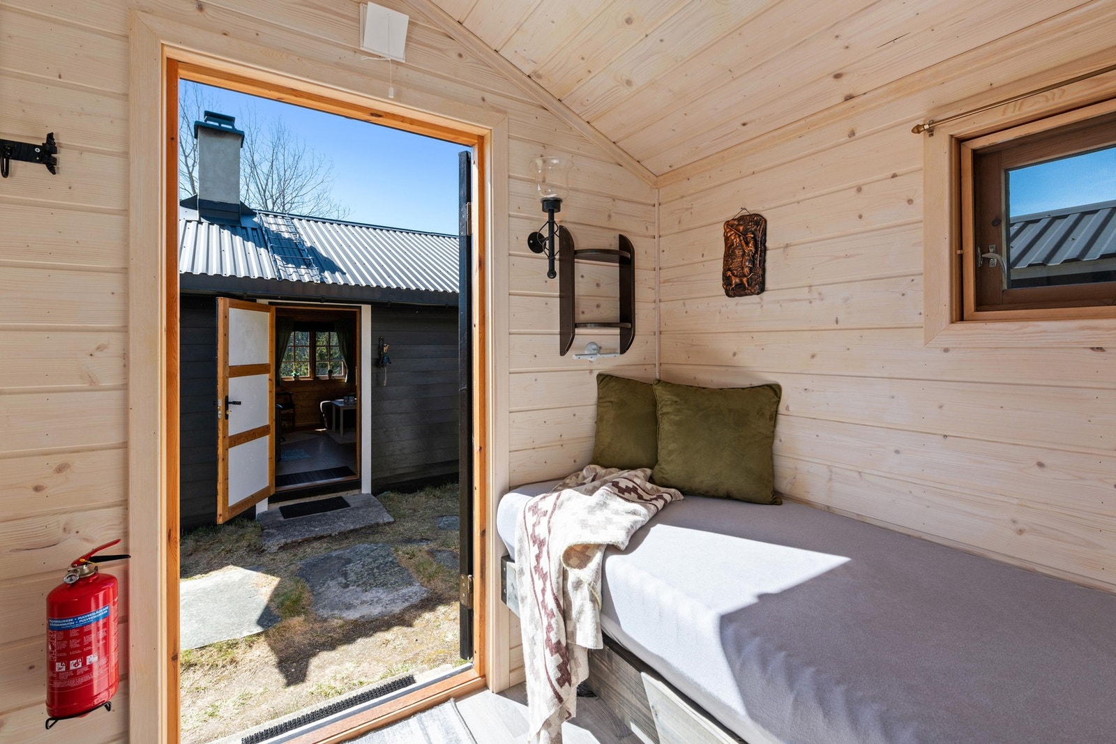 Uthuset innredet m/ 90cm køye og 75 cm enkeltseng. Galleribilde