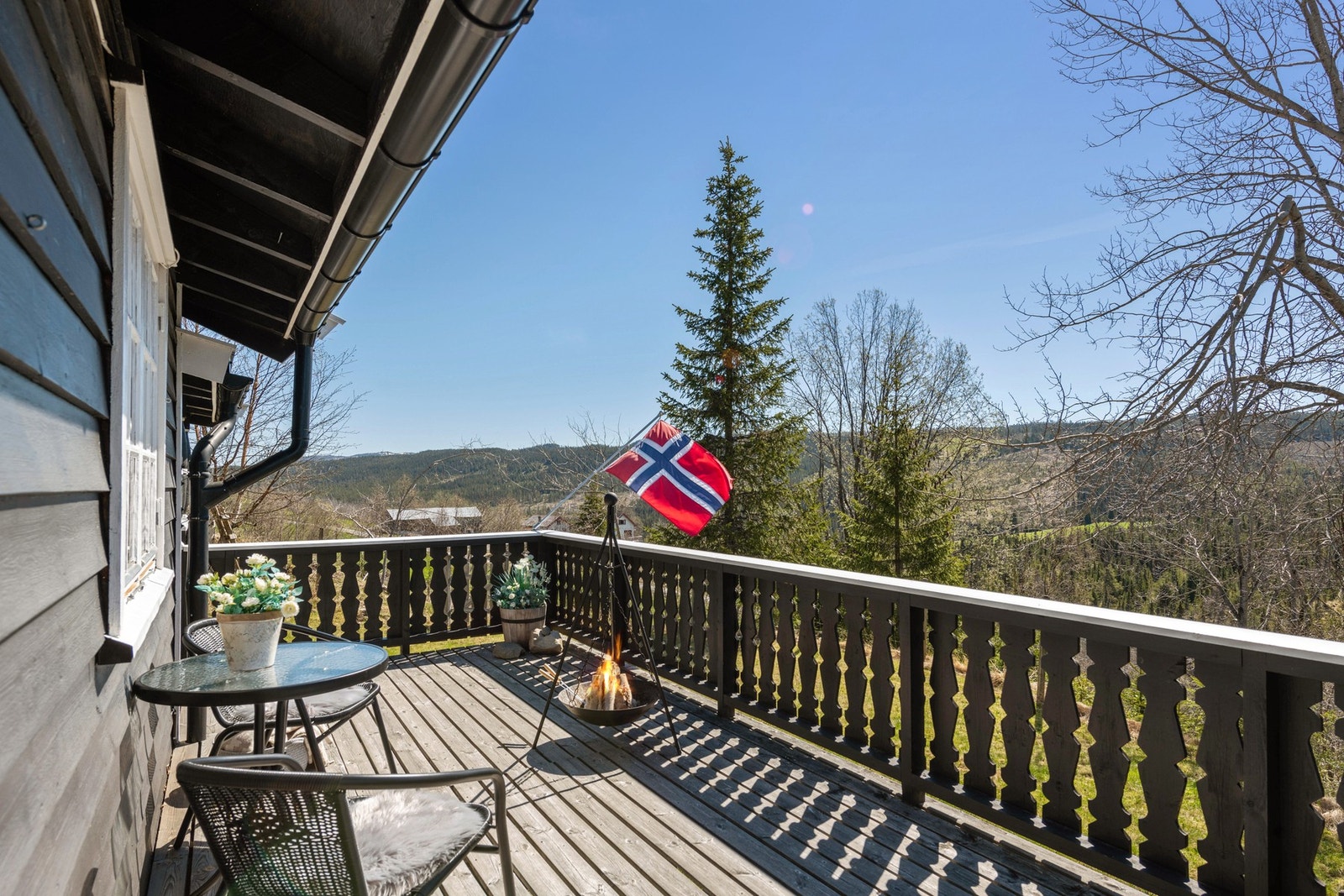 Eiendommen har meget god utsikt og gode solforhold og området byr på utallige turmuligheter sommer som vinter. Galleribilde