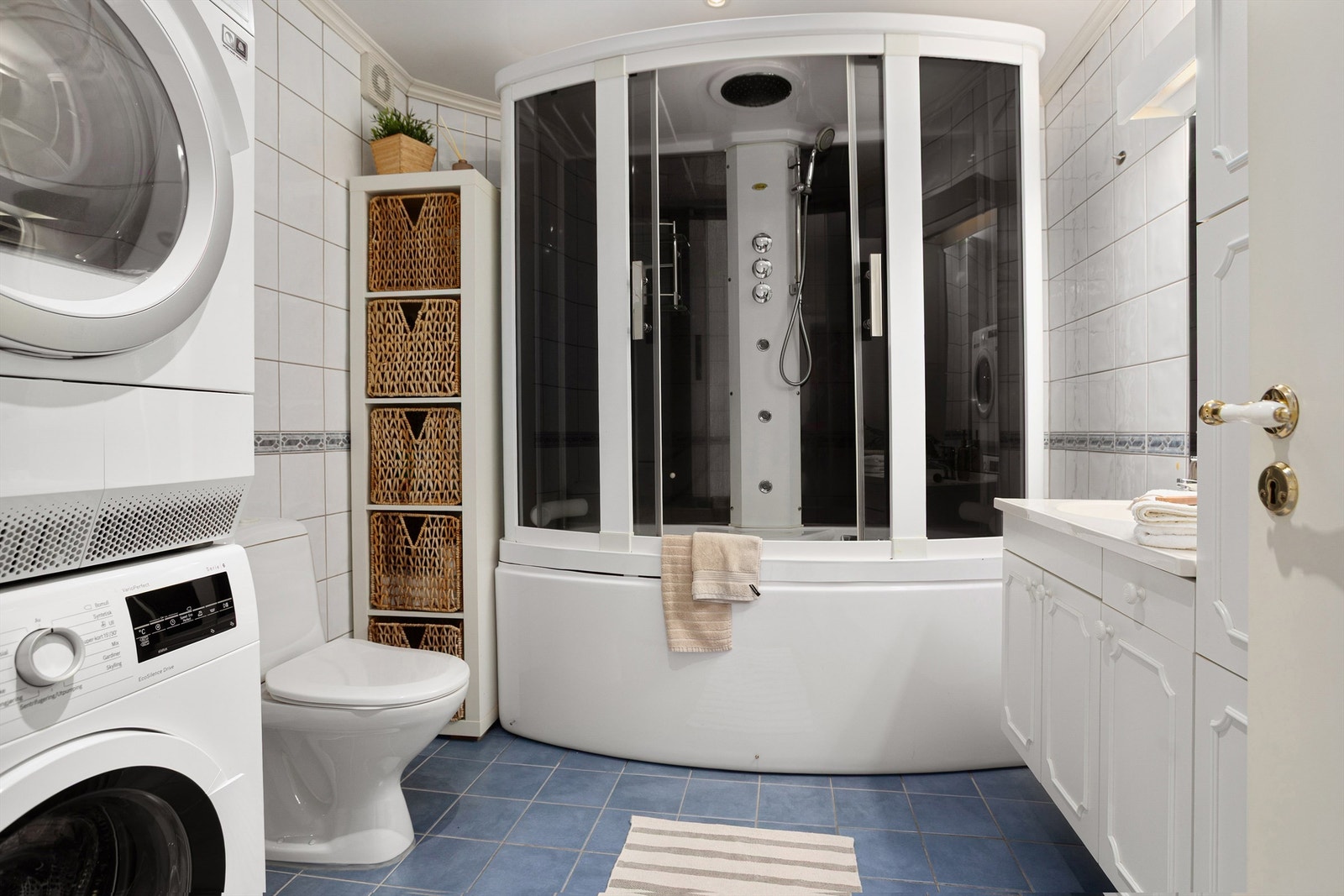 Flislagt bad med stort kombinert dusj/kar løsning Galleribilde