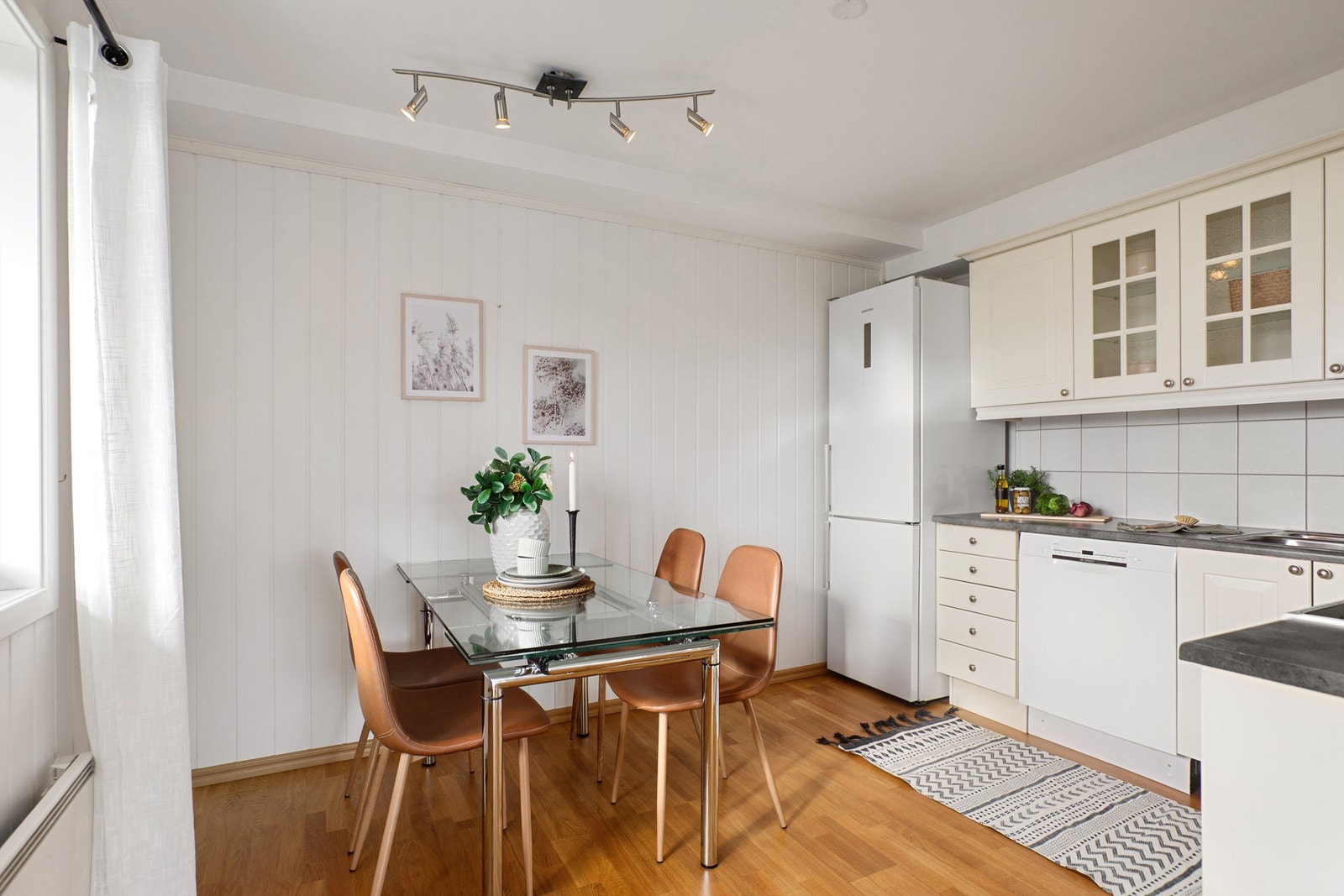 Egen kjøkkenavdeling med god plass til spisestue Galleribilde