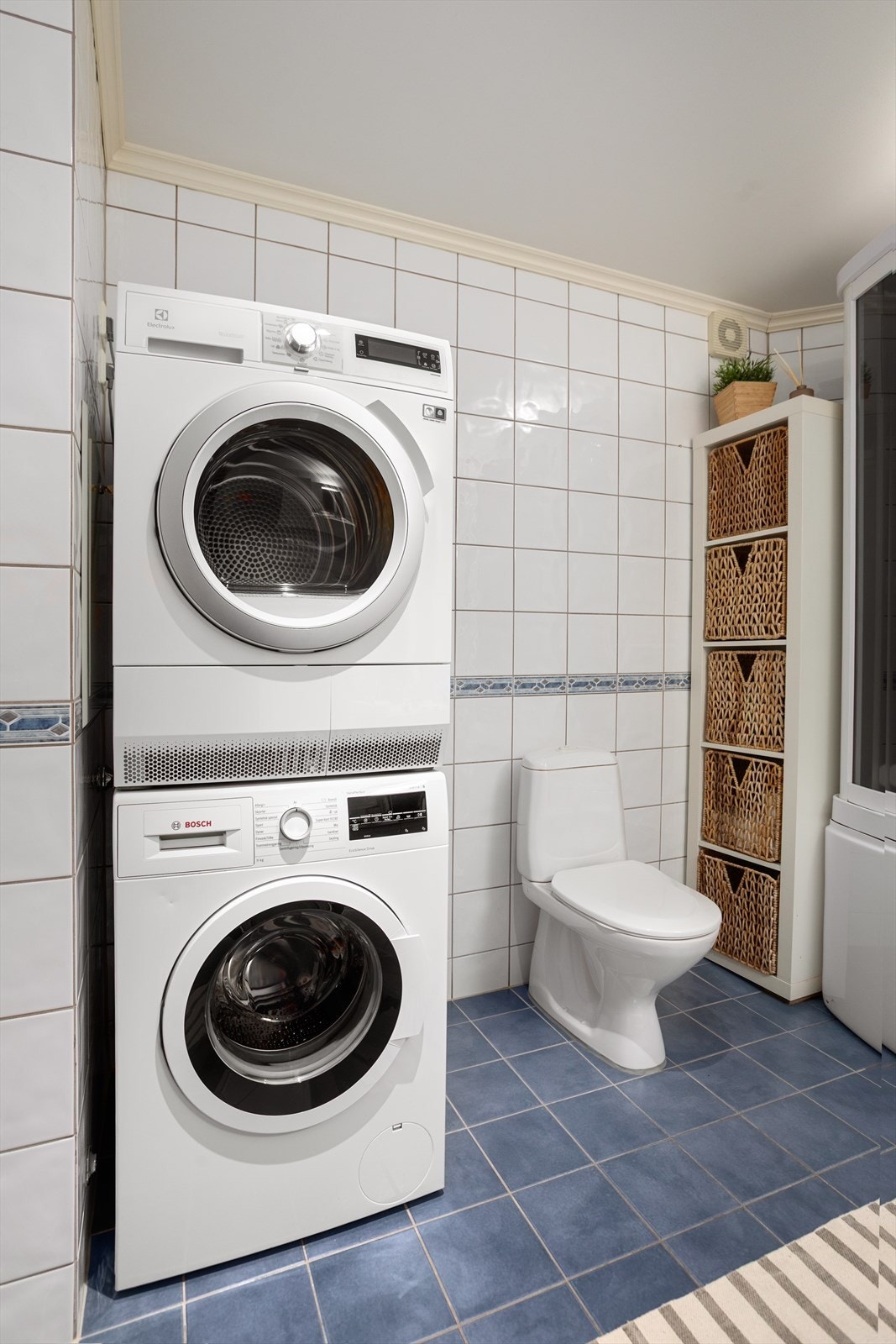 Plass til både vaskemaskin og tørketrommel på badet Galleribilde