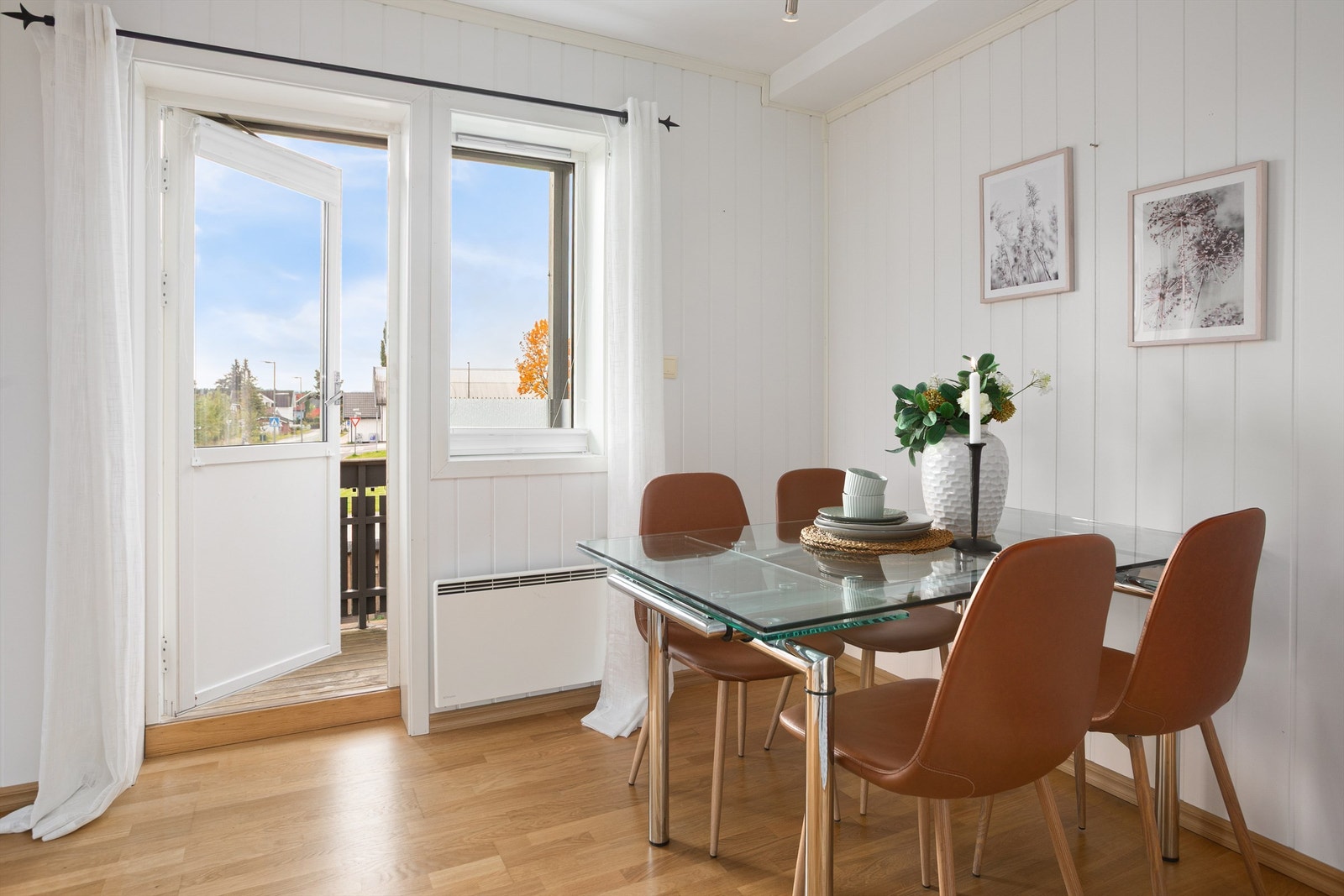 Utgang til balkong med gode solforhold fra kjøkkenet Galleribilde