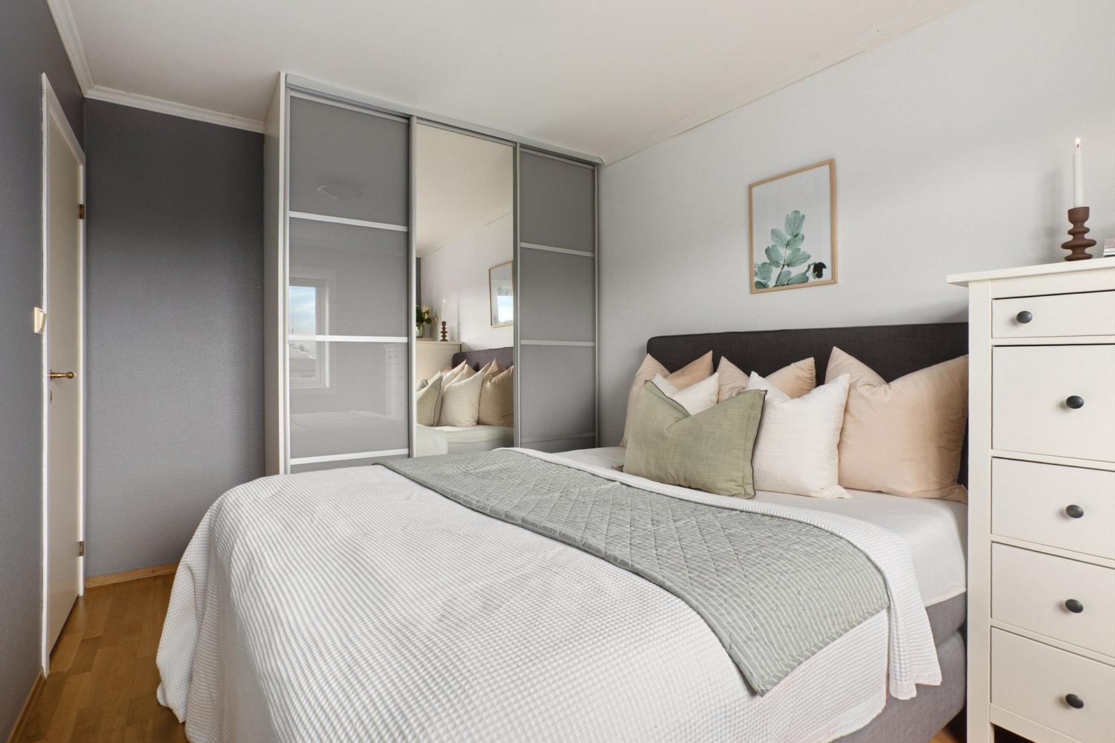 Praktisk garderobeskap i soverom 1 Galleribilde