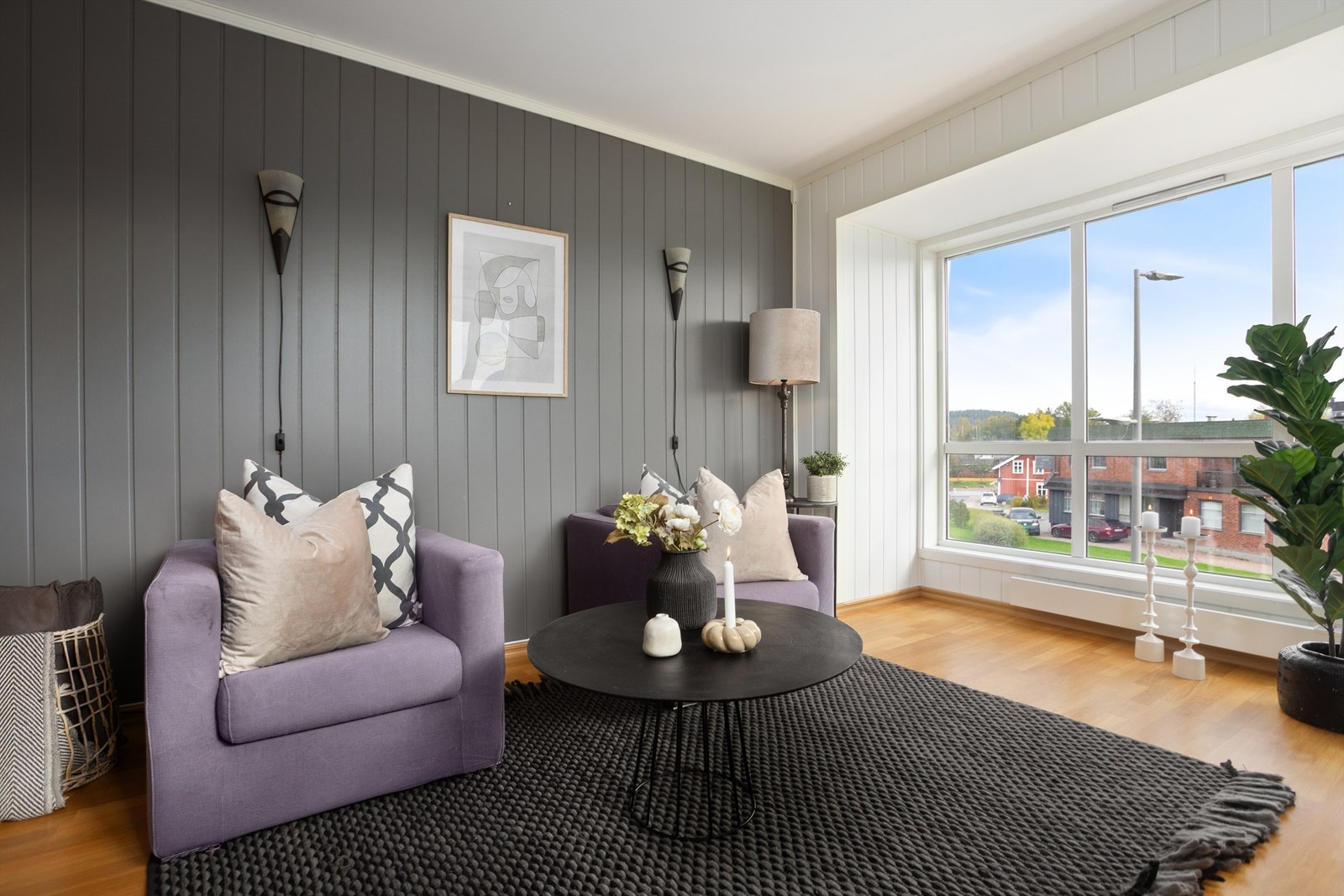 Stue med store vindusflater - Lyst og luftig utsyn Galleribilde