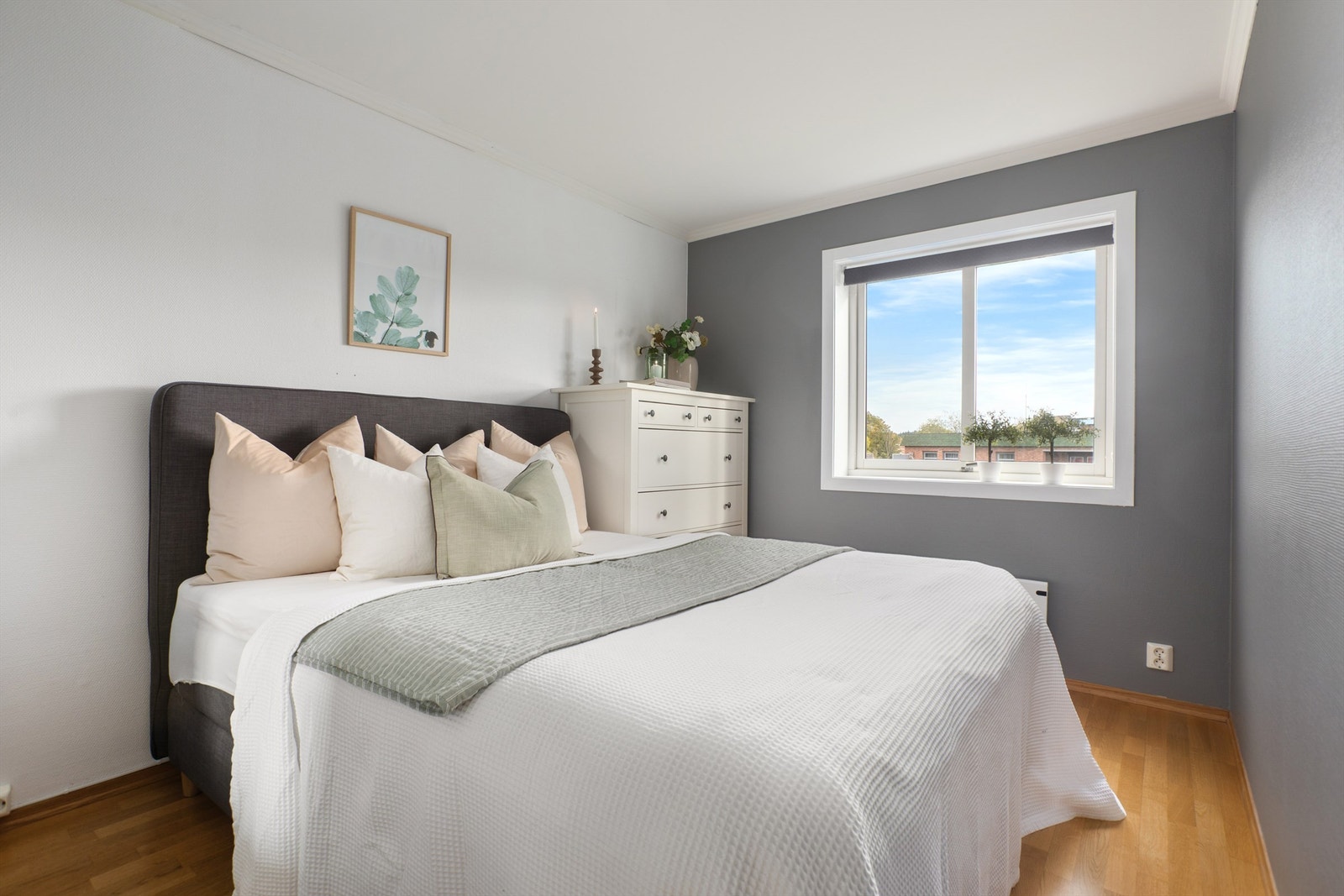 Soverom 1 med god plass til dobbelseng Galleribilde