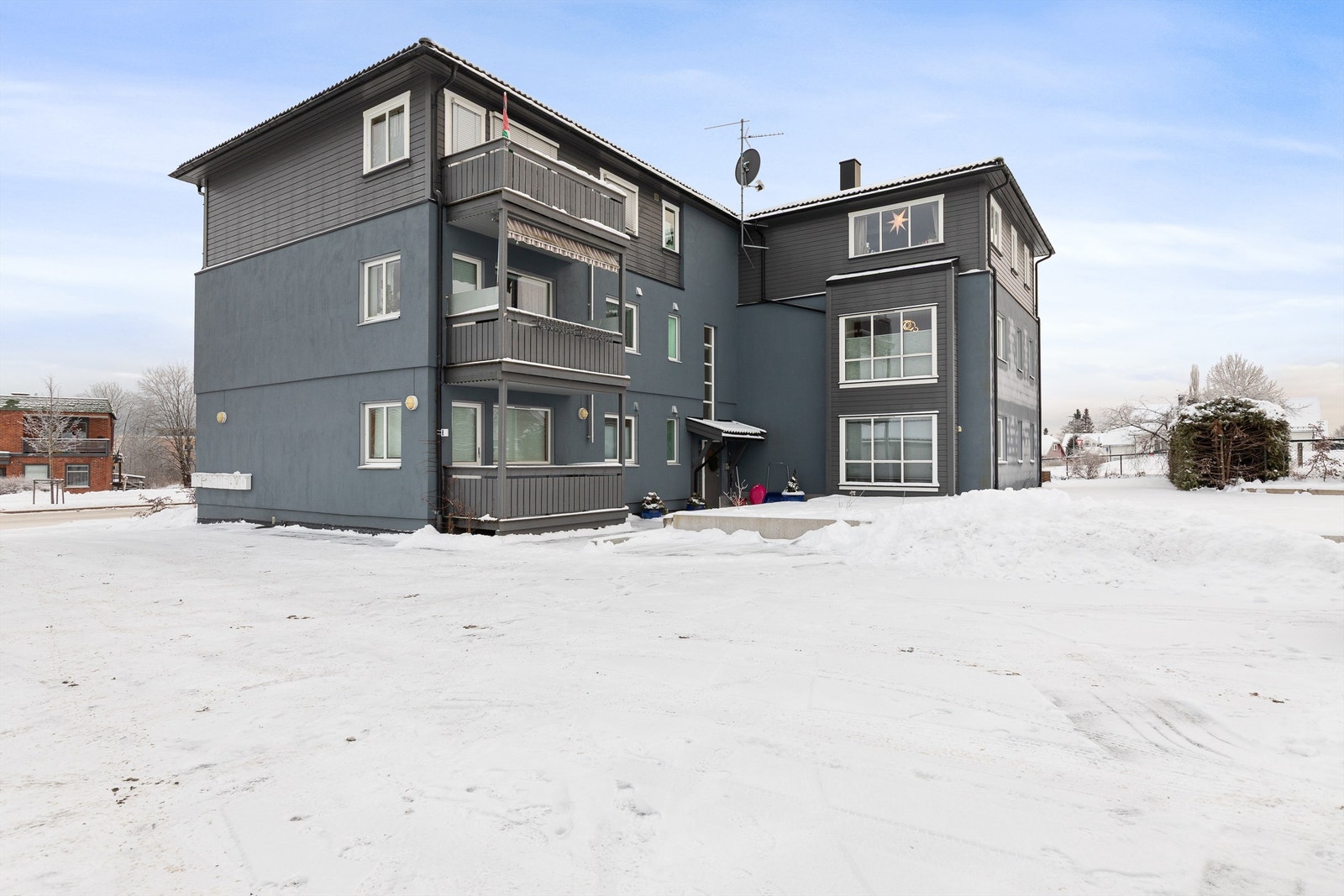 Fra gårdsplass mot inngangsparti Galleribilde